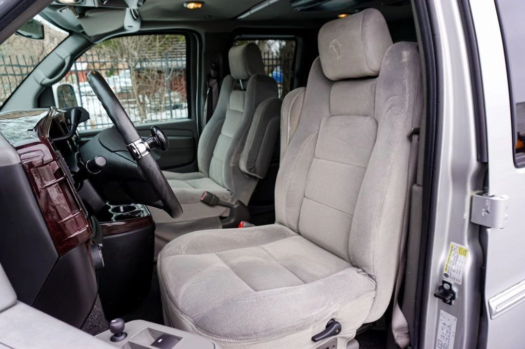 2011 Chevrolet Express - Image 9 of 12