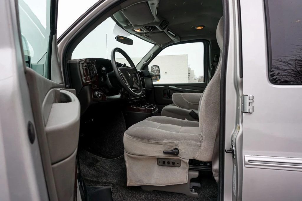 2011 Chevrolet Express - Image 8 of 12