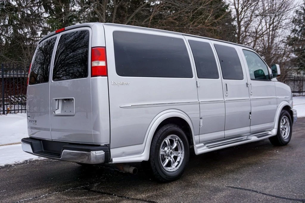 2011 Chevrolet Express - Image 7 of 12