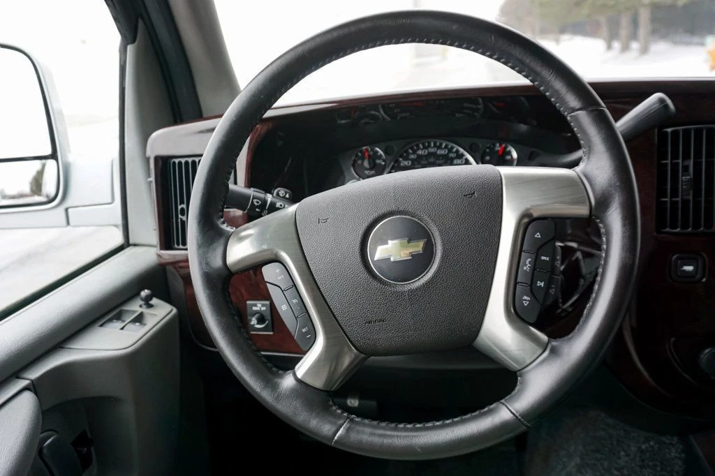 2011 Chevrolet Express - Image 11 of 12