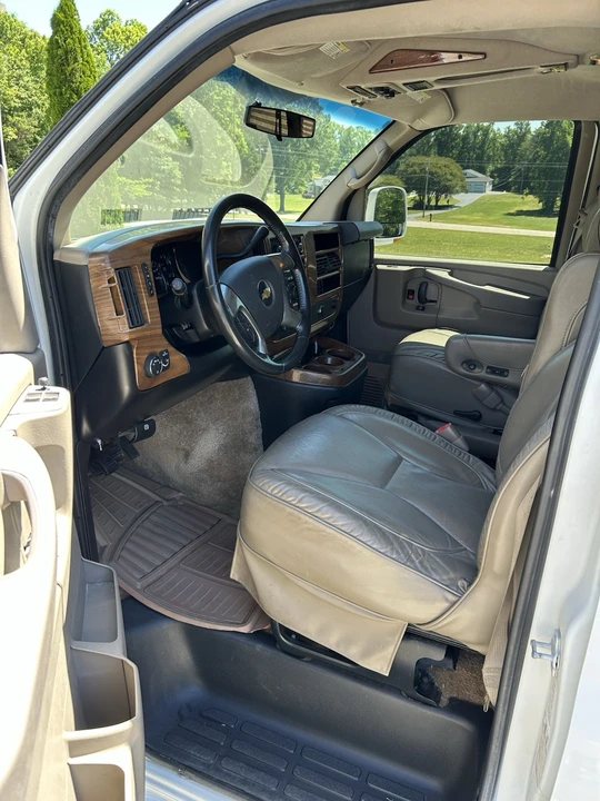 2011 Chevrolet Express - Image 7 of 10