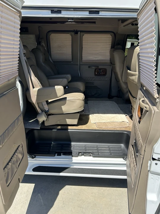 2011 Chevrolet Express - Image 6 of 10
