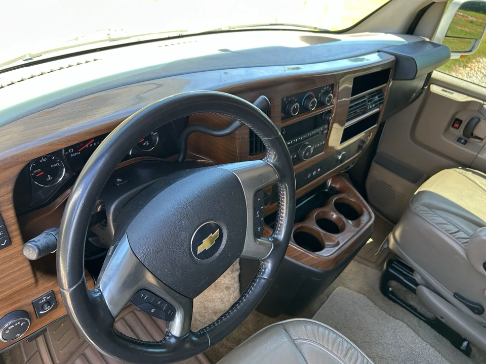 2011 Chevrolet Express - Image 8 of 10