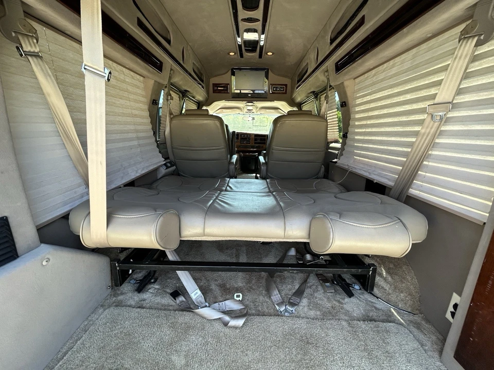 2011 Chevrolet Express - Image 10 of 10