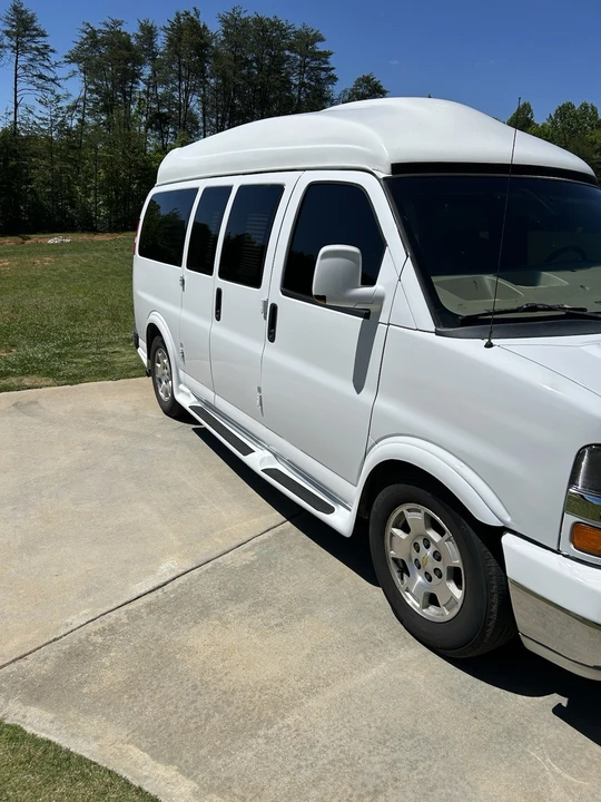 2011 Chevrolet Express - Image 5 of 10
