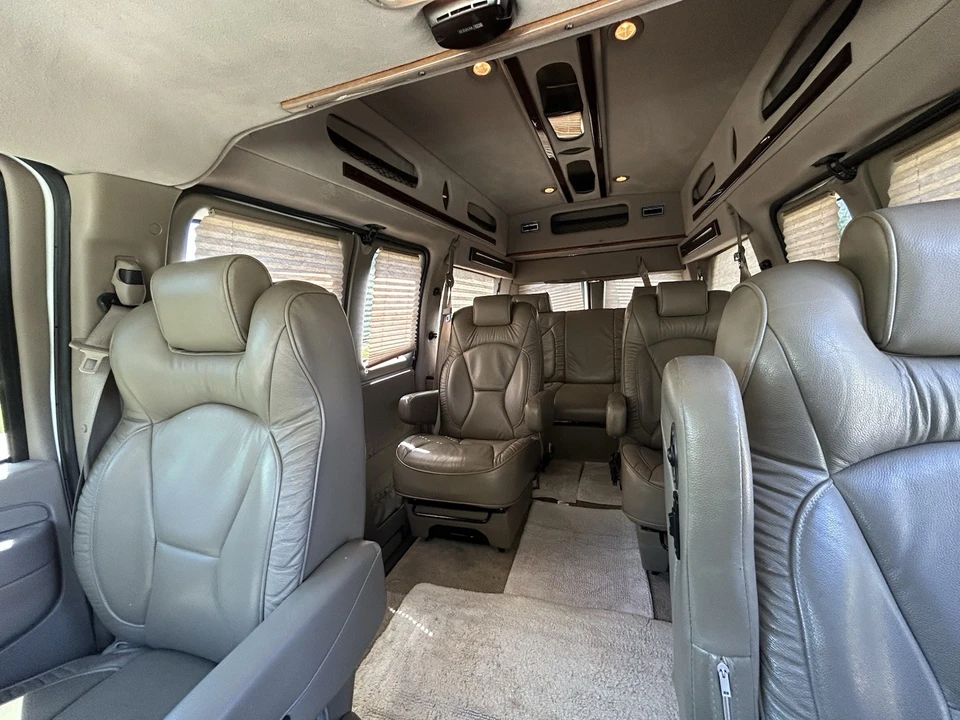 2011 Chevrolet Express - Image 9 of 10