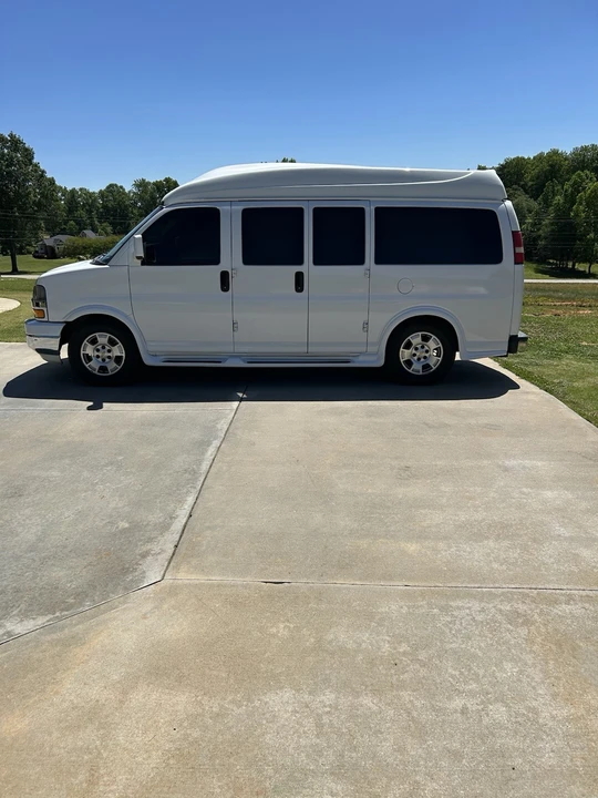 2011 Chevrolet Express - Image 4 of 10