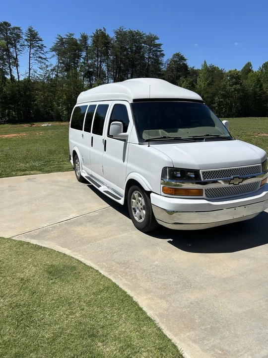 2011 Chevrolet Express - Image 2 of 10