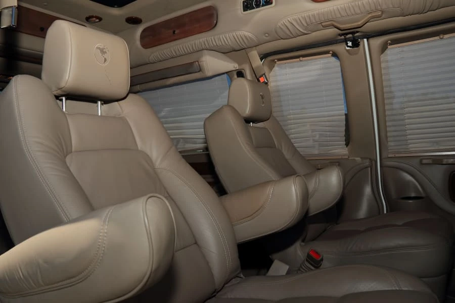 2011 Chevrolet Express - Image 16 of 24