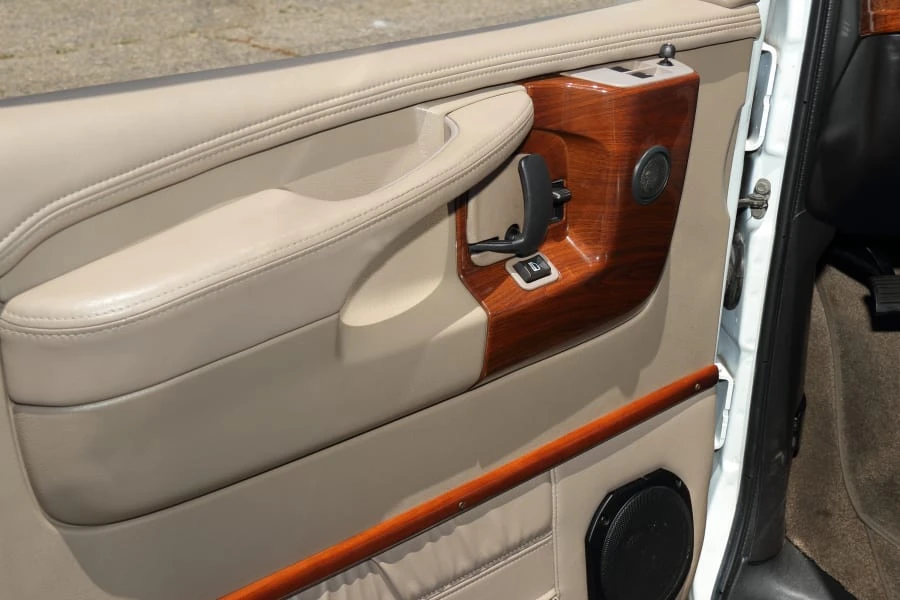 2011 Chevrolet Express - Image 23 of 24