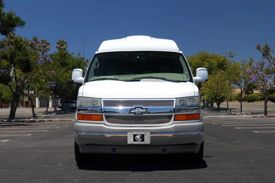 2011 Chevrolet Express - Image 8 of 24