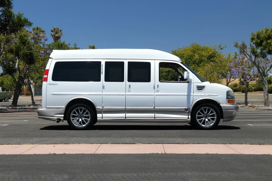 2011 Chevrolet Express - Image 6 of 24