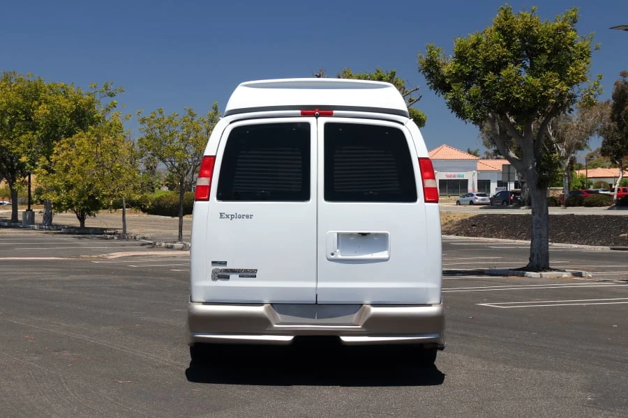 2011 Chevrolet Express - Image 11 of 24