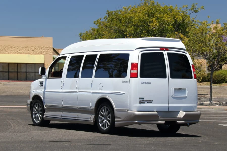 2011 Chevrolet Express - Image 10 of 24