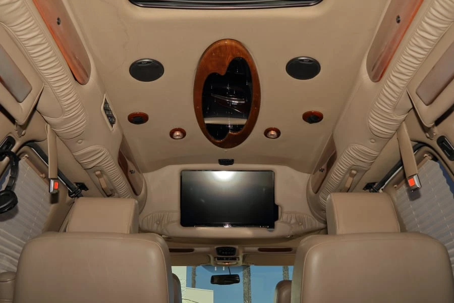 2011 Chevrolet Express - Image 17 of 24