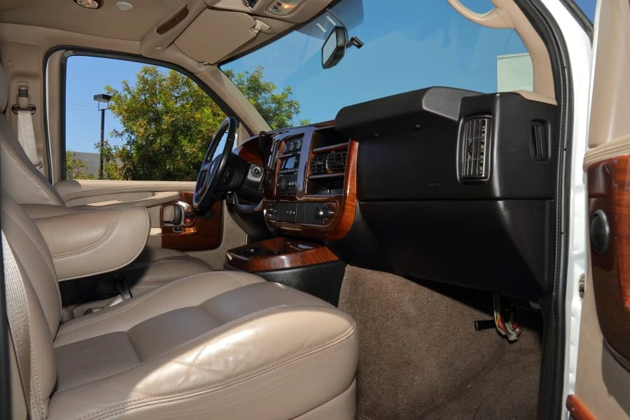 2011 Chevrolet Express - Image 18 of 24