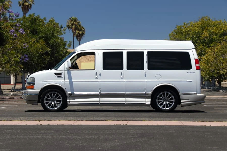 2011 Chevrolet Express - Image 2 of 24