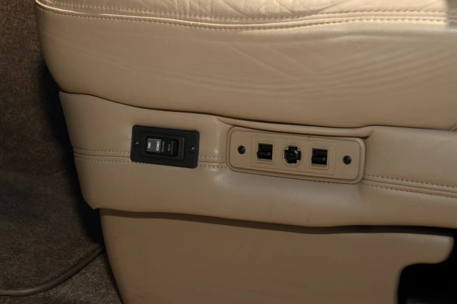 2011 Chevrolet Express - Image 19 of 24