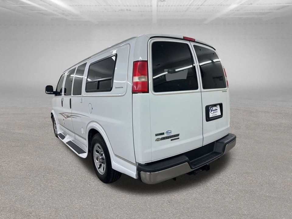 2011 Chevrolet Express - Image 10 of 12