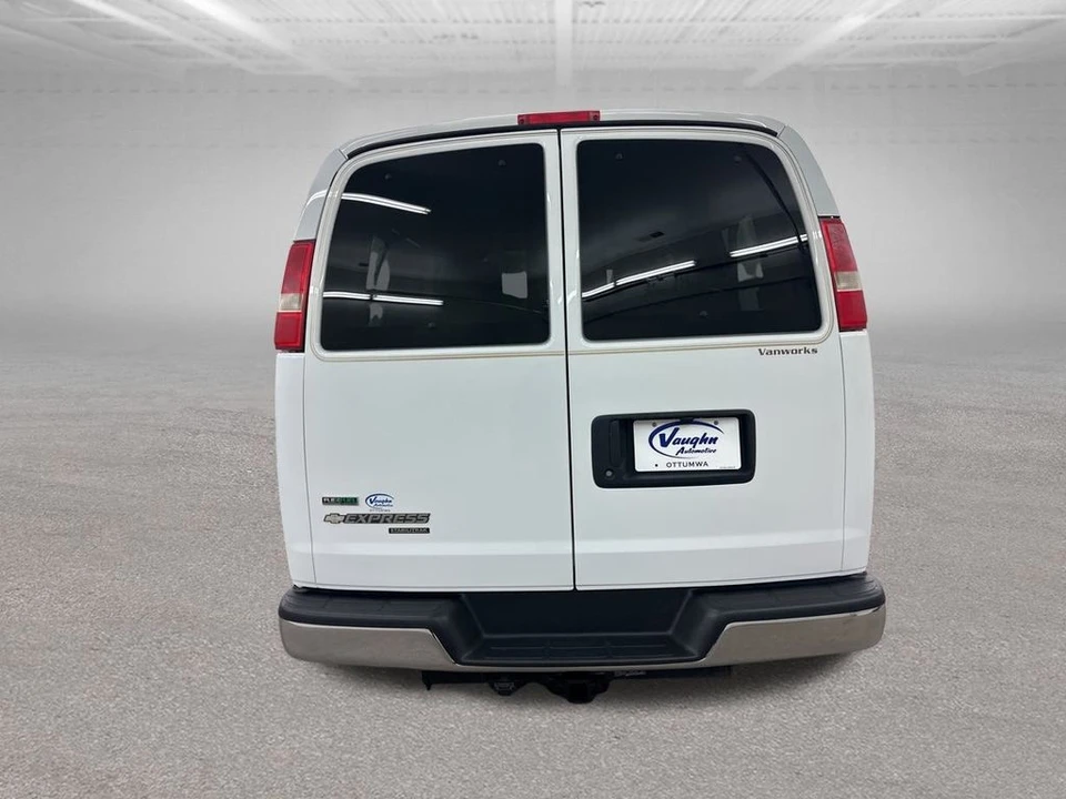 2011 Chevrolet Express - Image 11 of 12