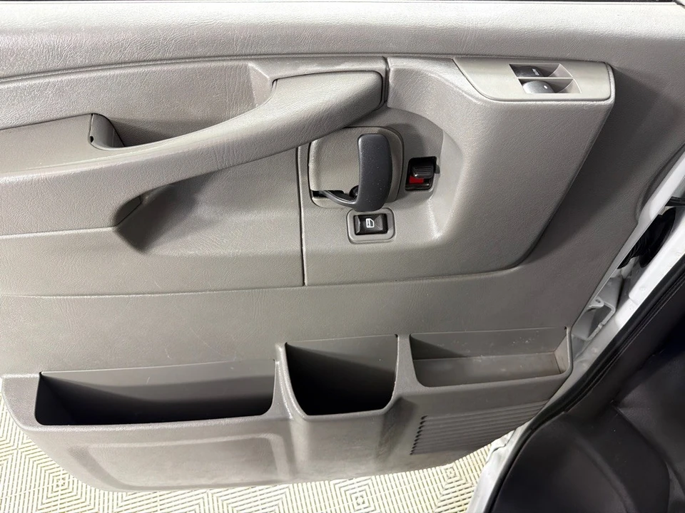 2011 Chevrolet Express - Image 8 of 12