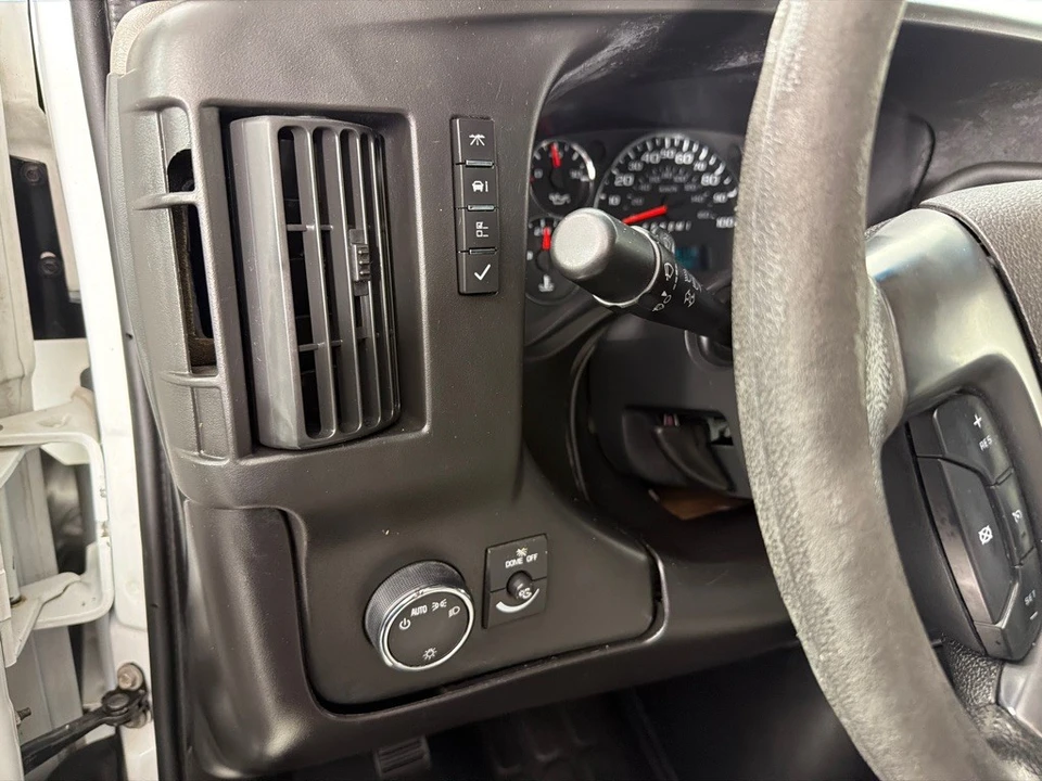2011 Chevrolet Express - Image 10 of 12