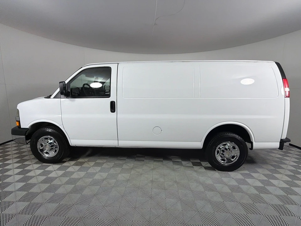 2011 Chevrolet Express - Image 5 of 12