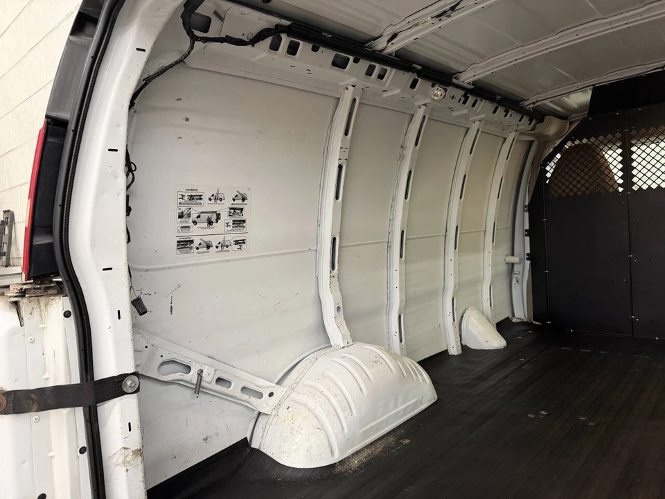 2011 Chevrolet Express - Image 19 of 21