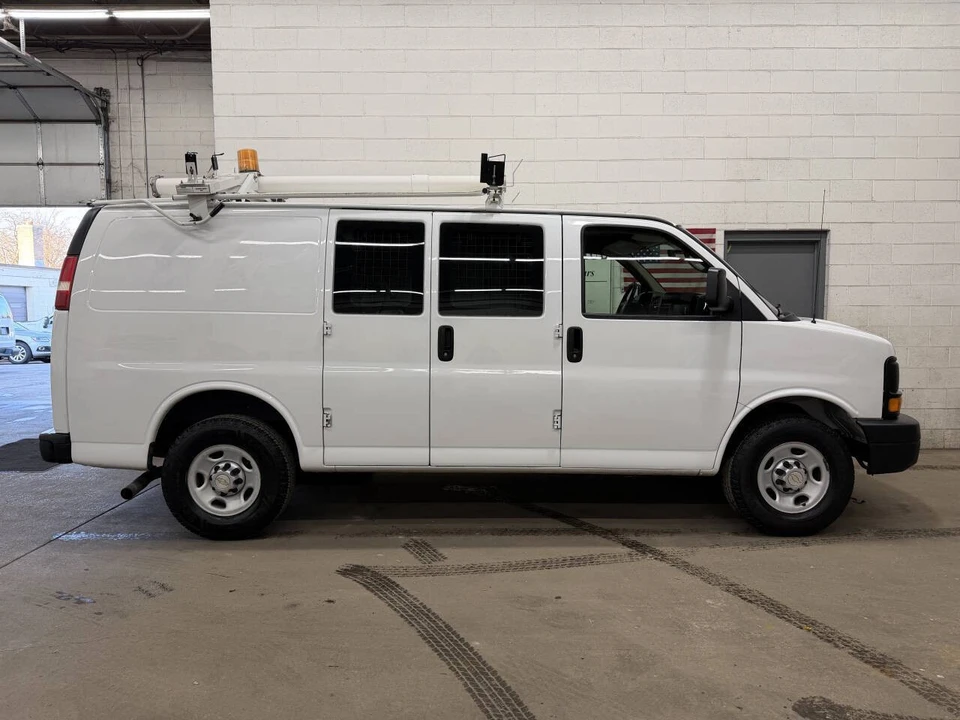 2011 Chevrolet Express - Image 9 of 12