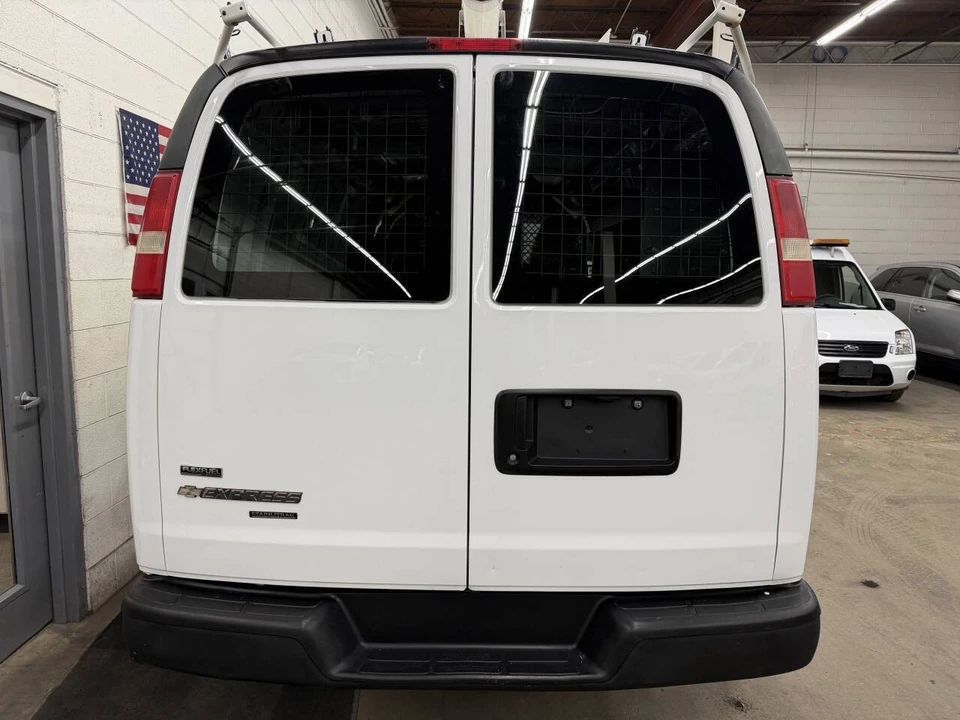 2011 Chevrolet Express - Image 10 of 21