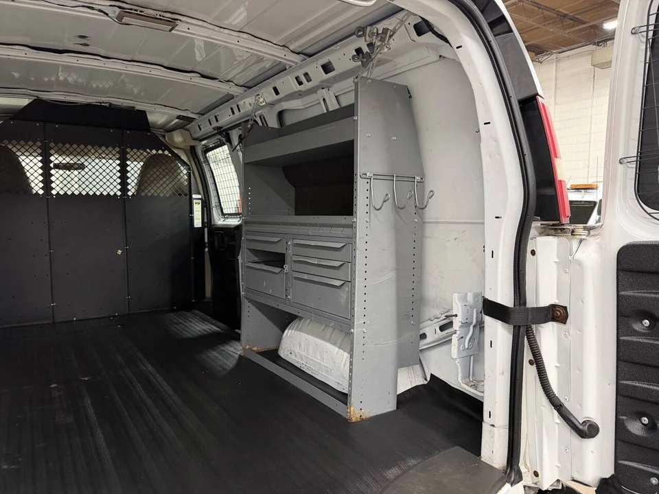 2011 Chevrolet Express - Image 15 of 21