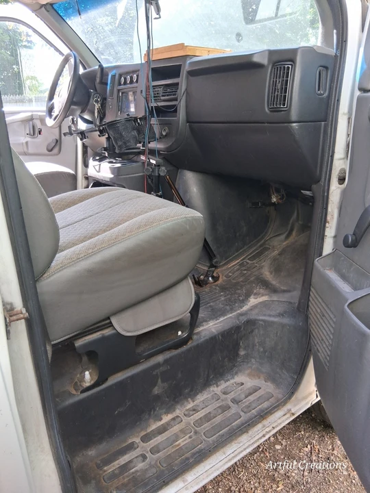 2011 Chevrolet Express - Image 11 of 22
