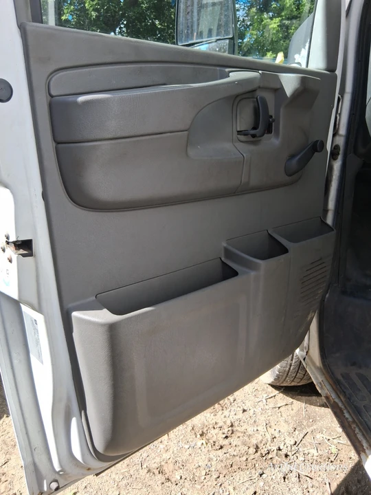 2011 Chevrolet Express - Image 13 of 22