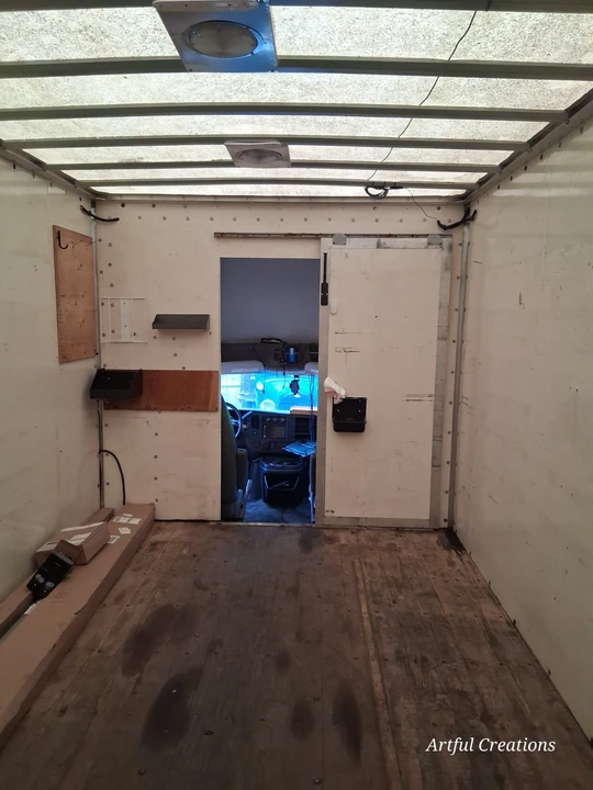 2011 Chevrolet Express - Image 22 of 22