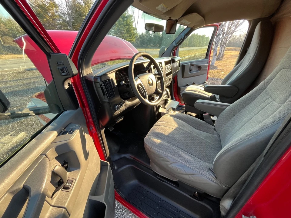 2011 Chevrolet Express - Image 12 of 13