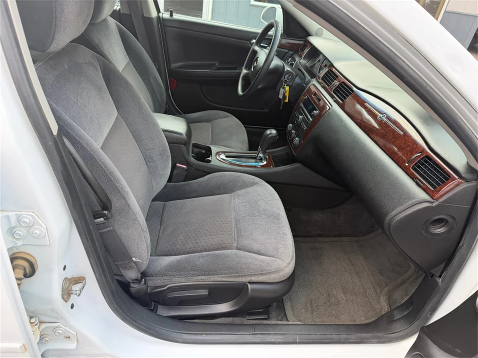 2011 Chevrolet Impala 9th Gen - Image 28 of 31