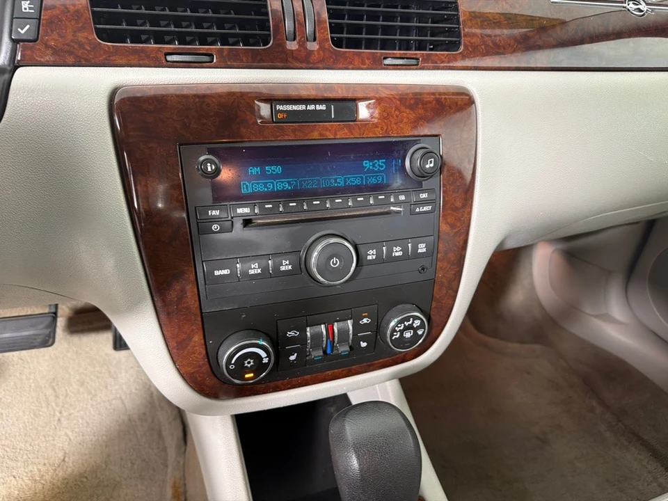 2011 Chevrolet Impala 9th Gen - Image 16 of 25