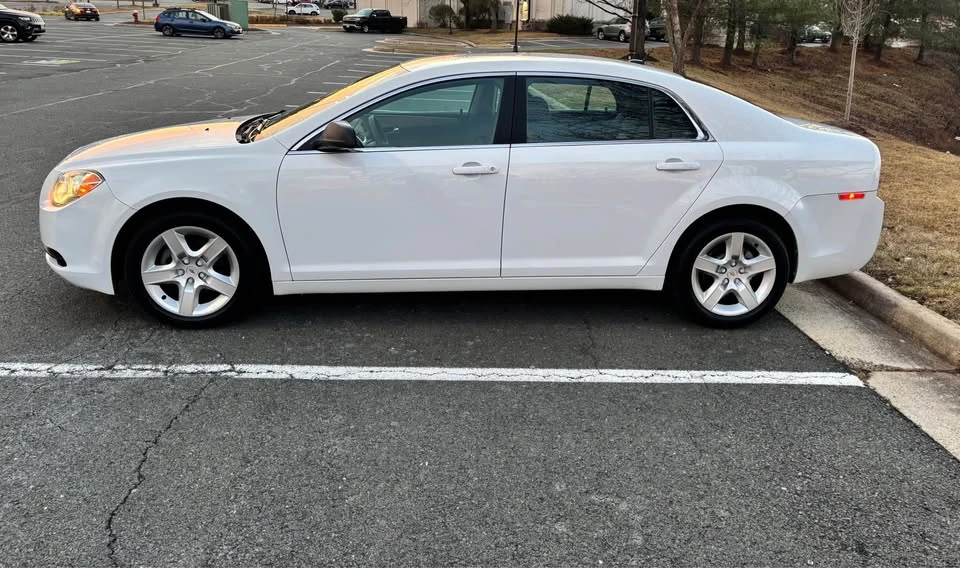 2011 Chevrolet Malibu - Image 10 of 17