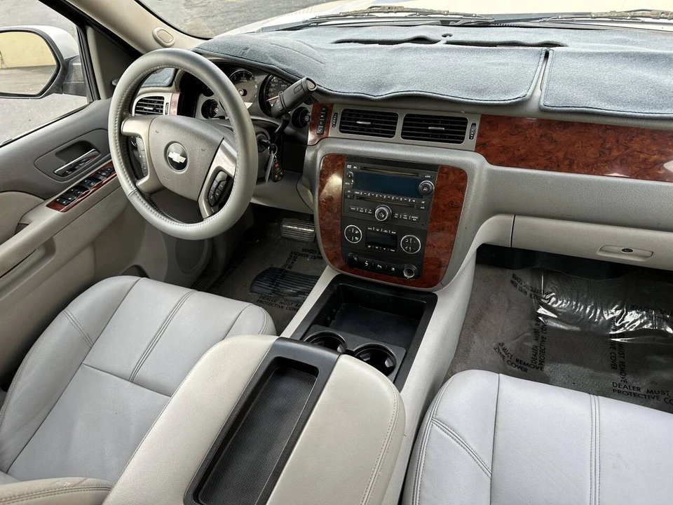 2011 Chevrolet Suburban 10th Gen - Image 15 of 17