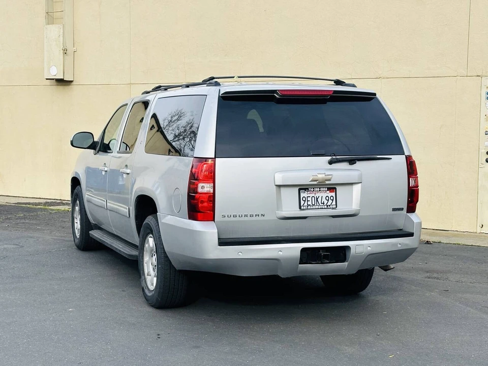 2011 Chevrolet Suburban 10th Gen - Image 5 of 17