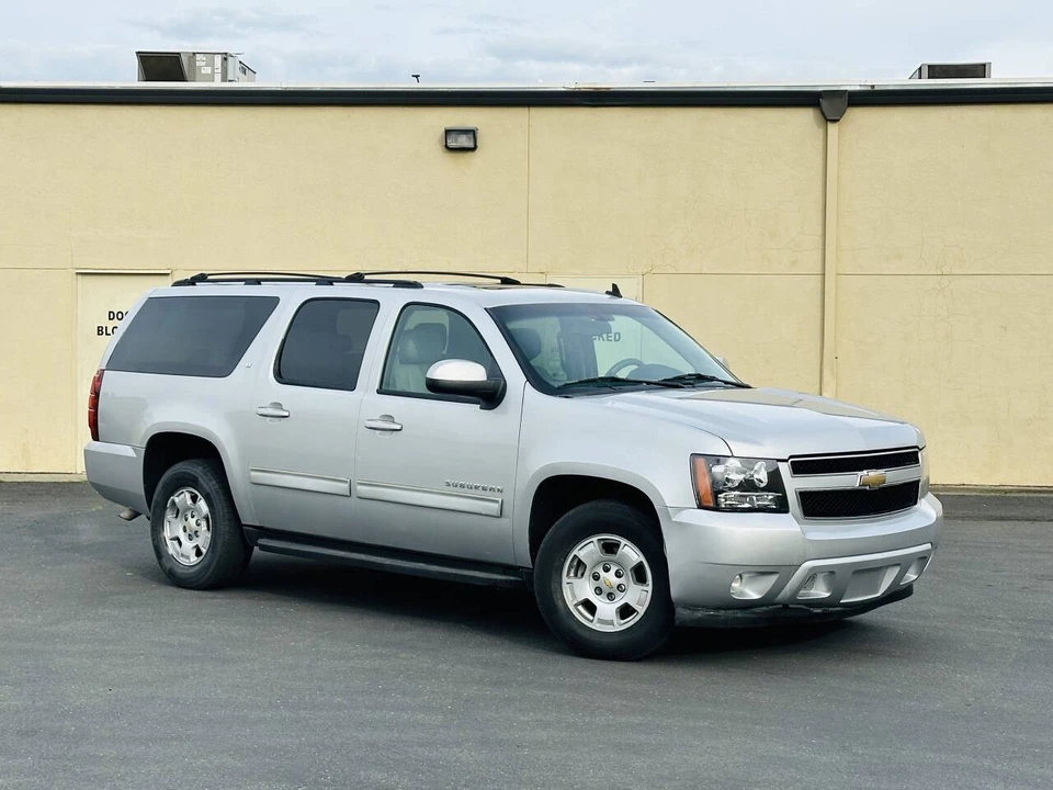 2011 Chevrolet Suburban 10th Gen - Image 2 of 17