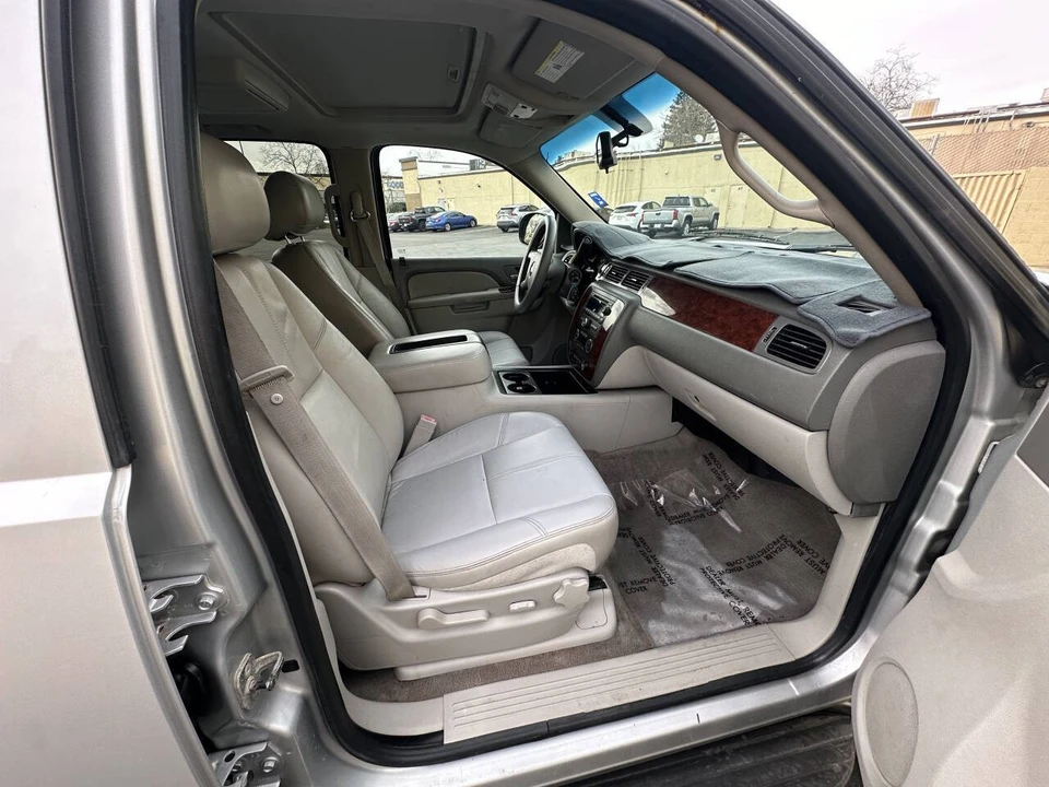 2011 Chevrolet Suburban 10th Gen - Image 13 of 17