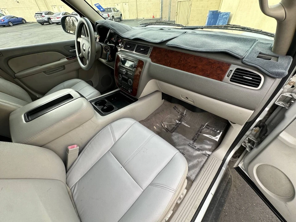 2011 Chevrolet Suburban 10th Gen - Image 14 of 17