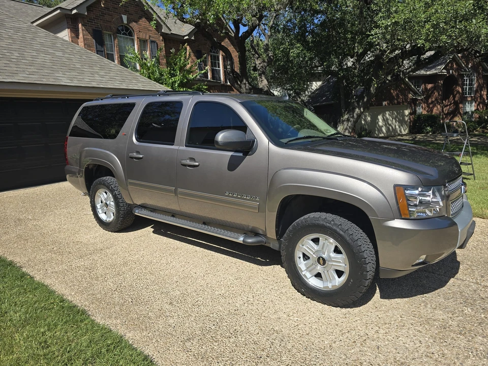 2011 Chevrolet Suburban 10th Gen - Image 14 of 31