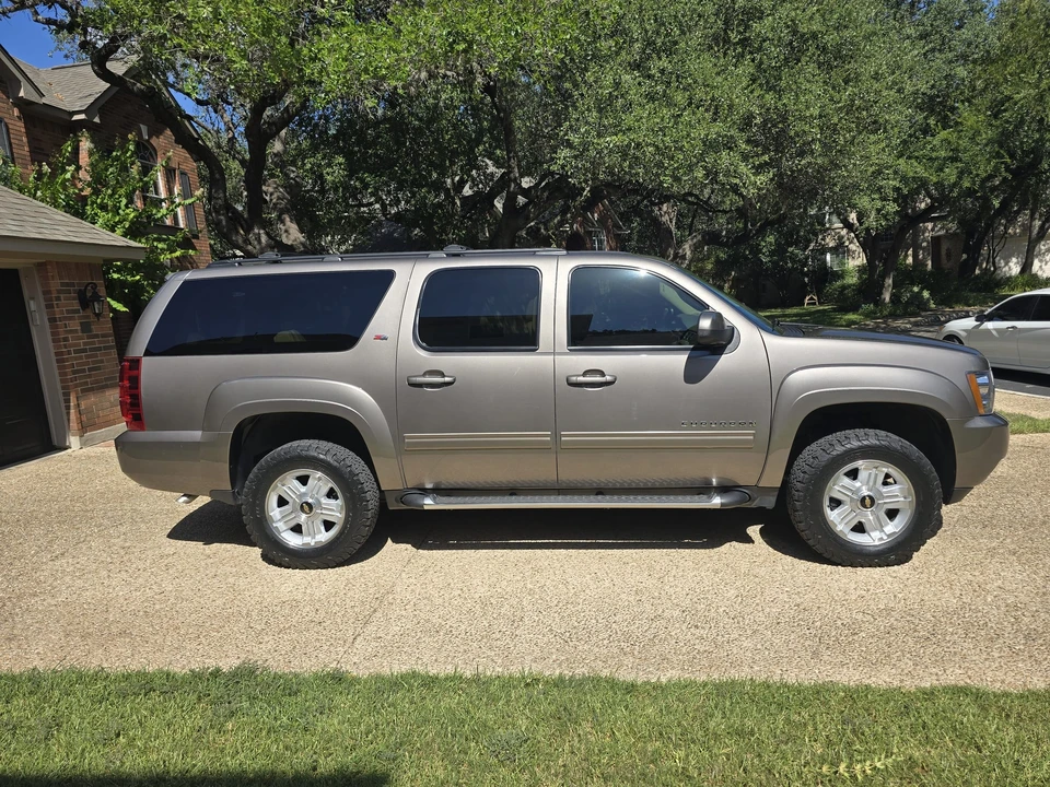 2011 Chevrolet Suburban 10th Gen - Image 9 of 31