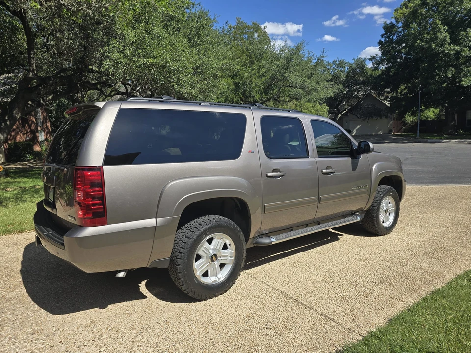 2011 Chevrolet Suburban 10th Gen - Image 8 of 31