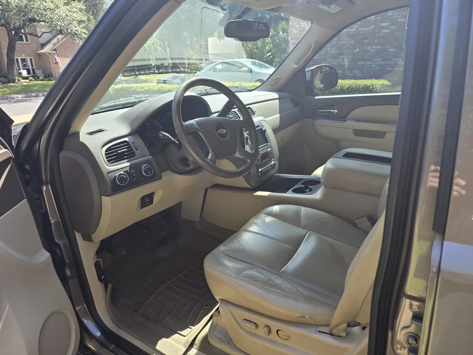 2011 Chevrolet Suburban 10th Gen - Image 19 of 31