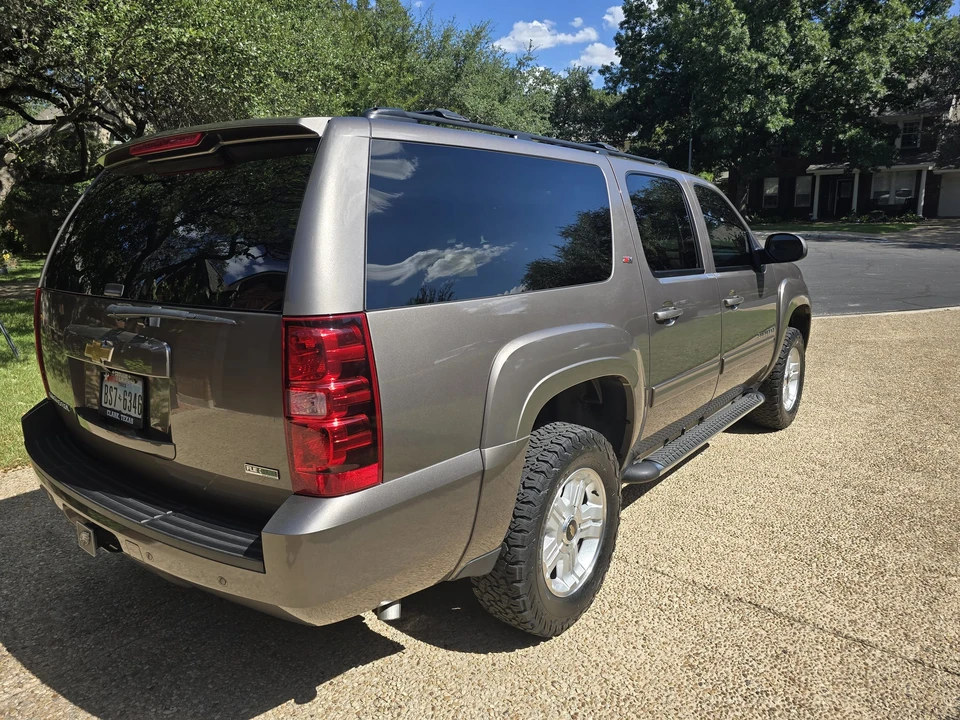 2011 Chevrolet Suburban 10th Gen - Image 7 of 31