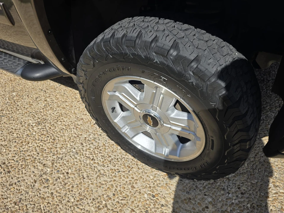 2011 Chevrolet Suburban 10th Gen - Image 16 of 31