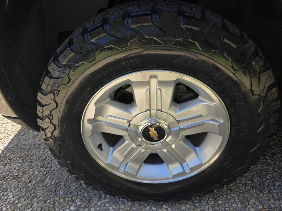 2011 Chevrolet Suburban 10th Gen - Image 15 of 31